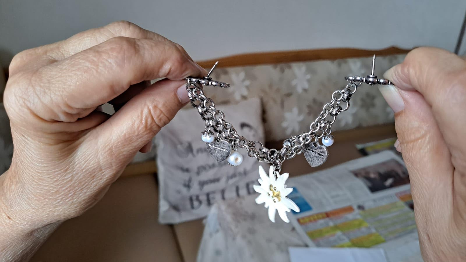 Alpenflüstern DAHEIM Greta Dirndl-Pin-Charivari DCH045