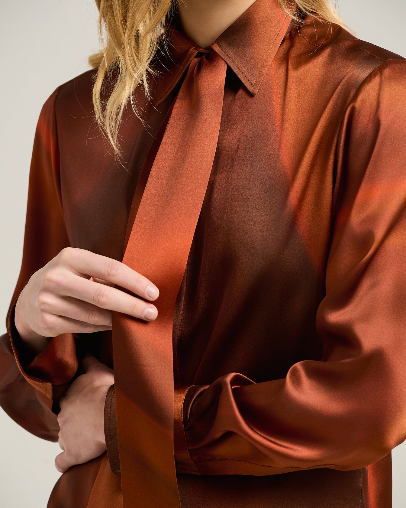 Kiton Schluppenbluse Rost Seiden-Bluse mit Schleife