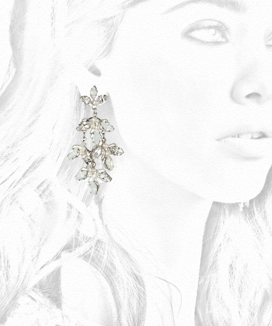 Elizabeth Bower Lily Crystal Chandelier Ohrringe Opal Stecker