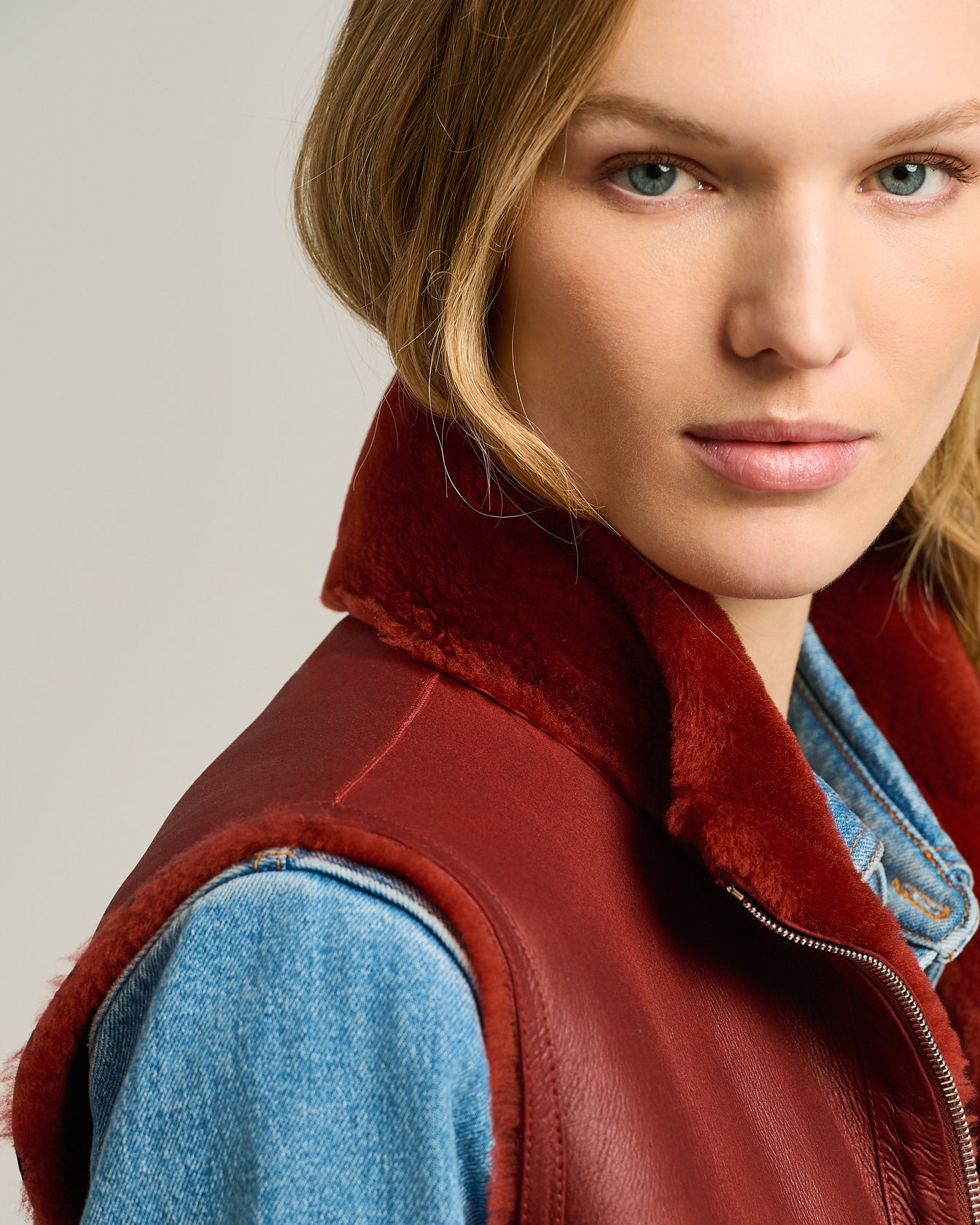 Kiton Gilet Wende-Weste Lammfell Gr. 40 burgund