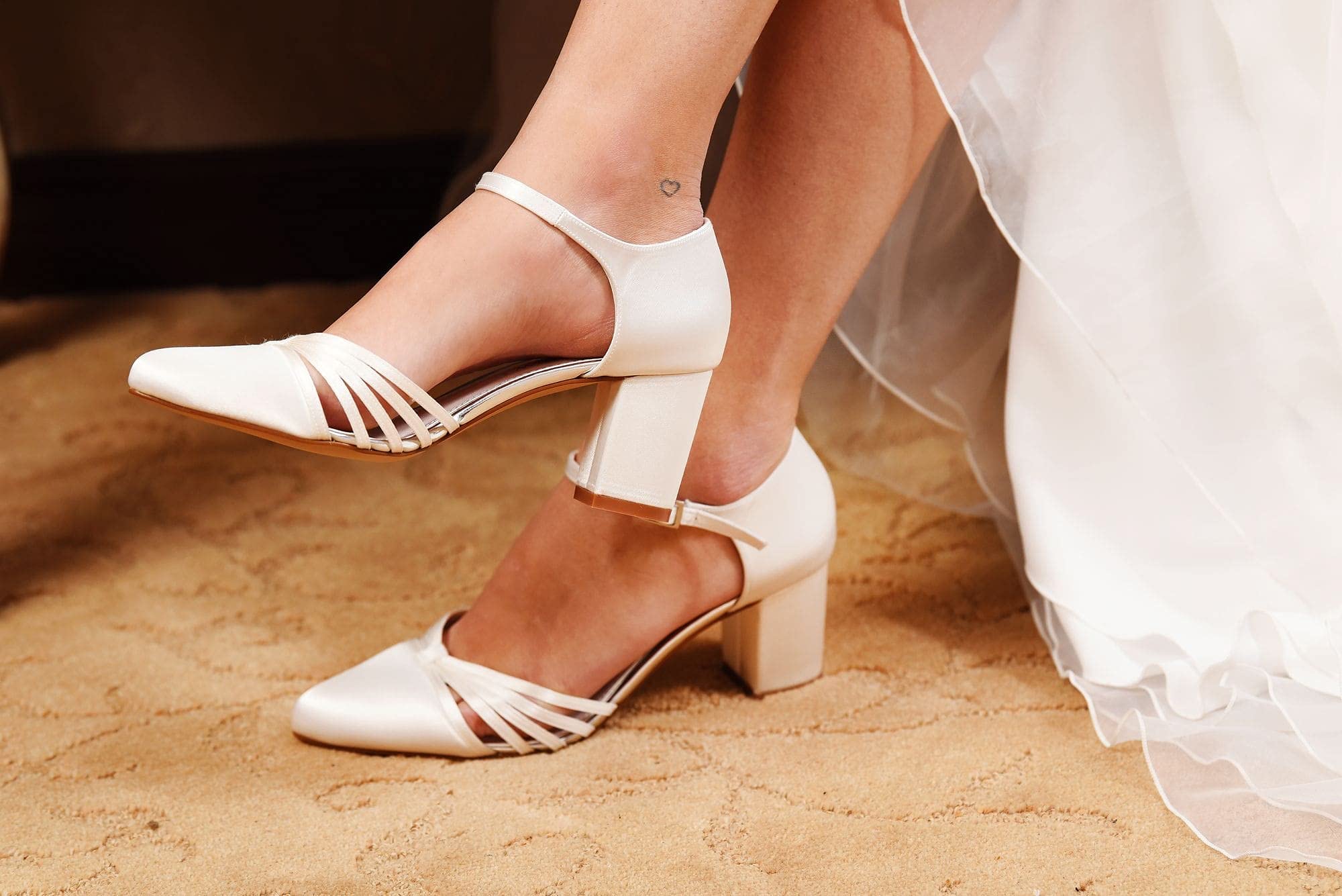 Rainbow Club Gitta Ivory Satin Pumps Brautschuhe Fesselriemchen