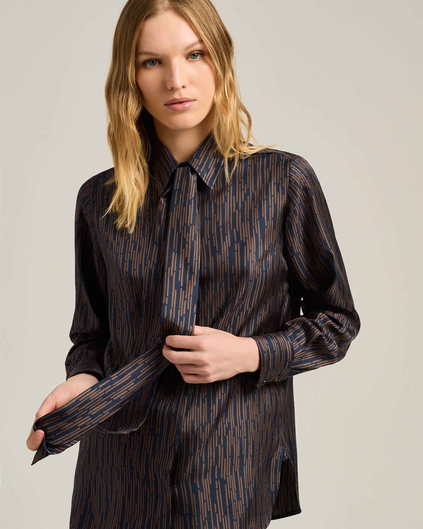 Kiton Seidenbluse Schluppenbluse Blau Braun Print 42