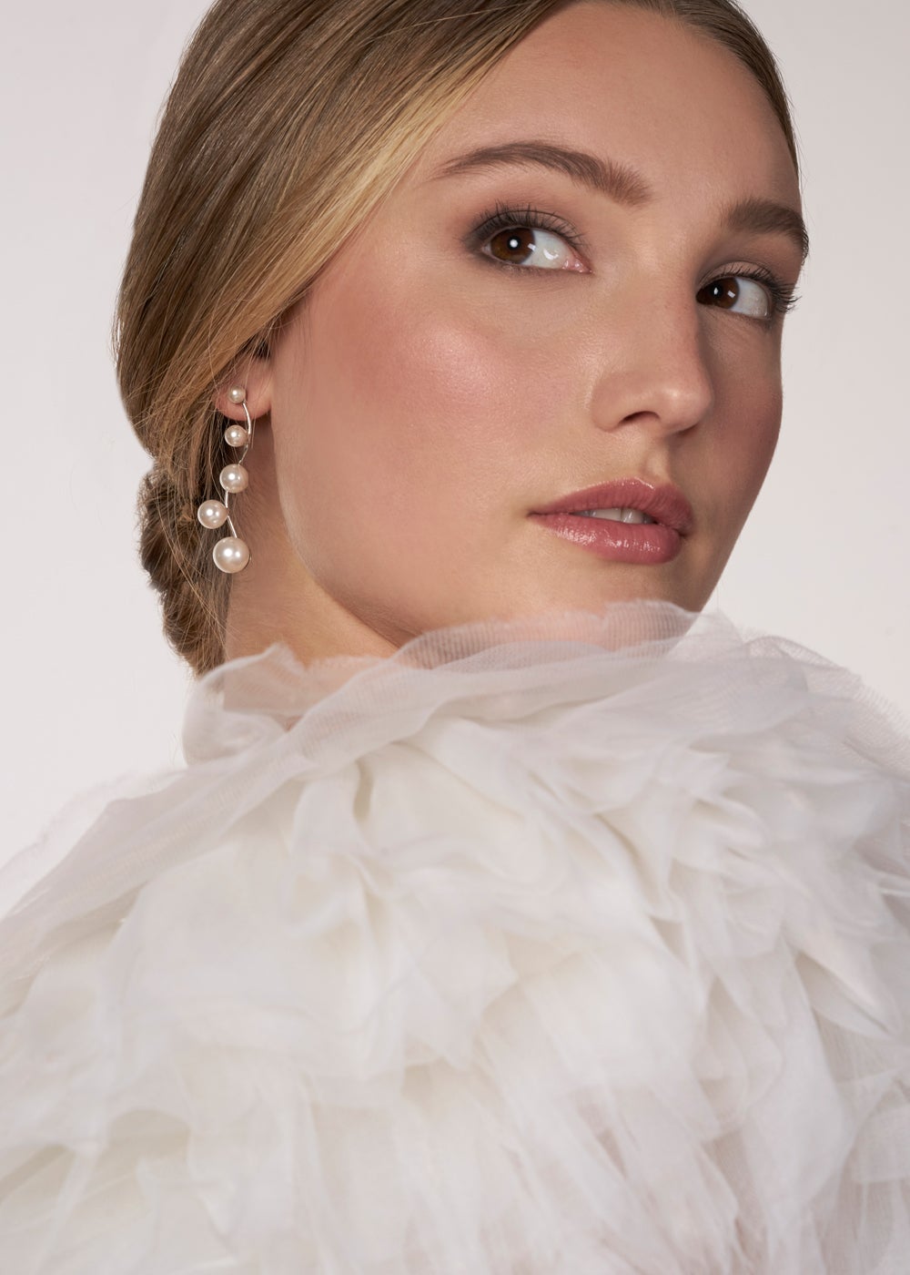 Elizabeth Bower Crystallite Hängeohrringe Gold Kristalle Tropfen