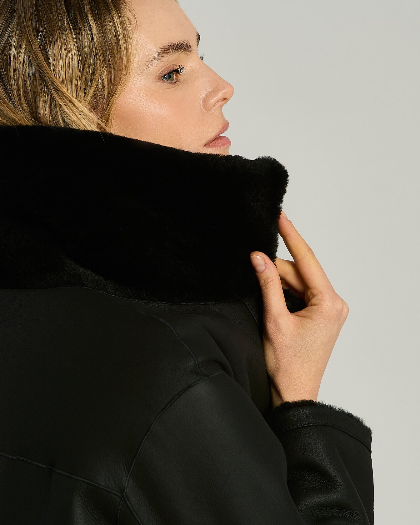 Kiton Wendemantel Shearling schwarz Nappa Gr 42