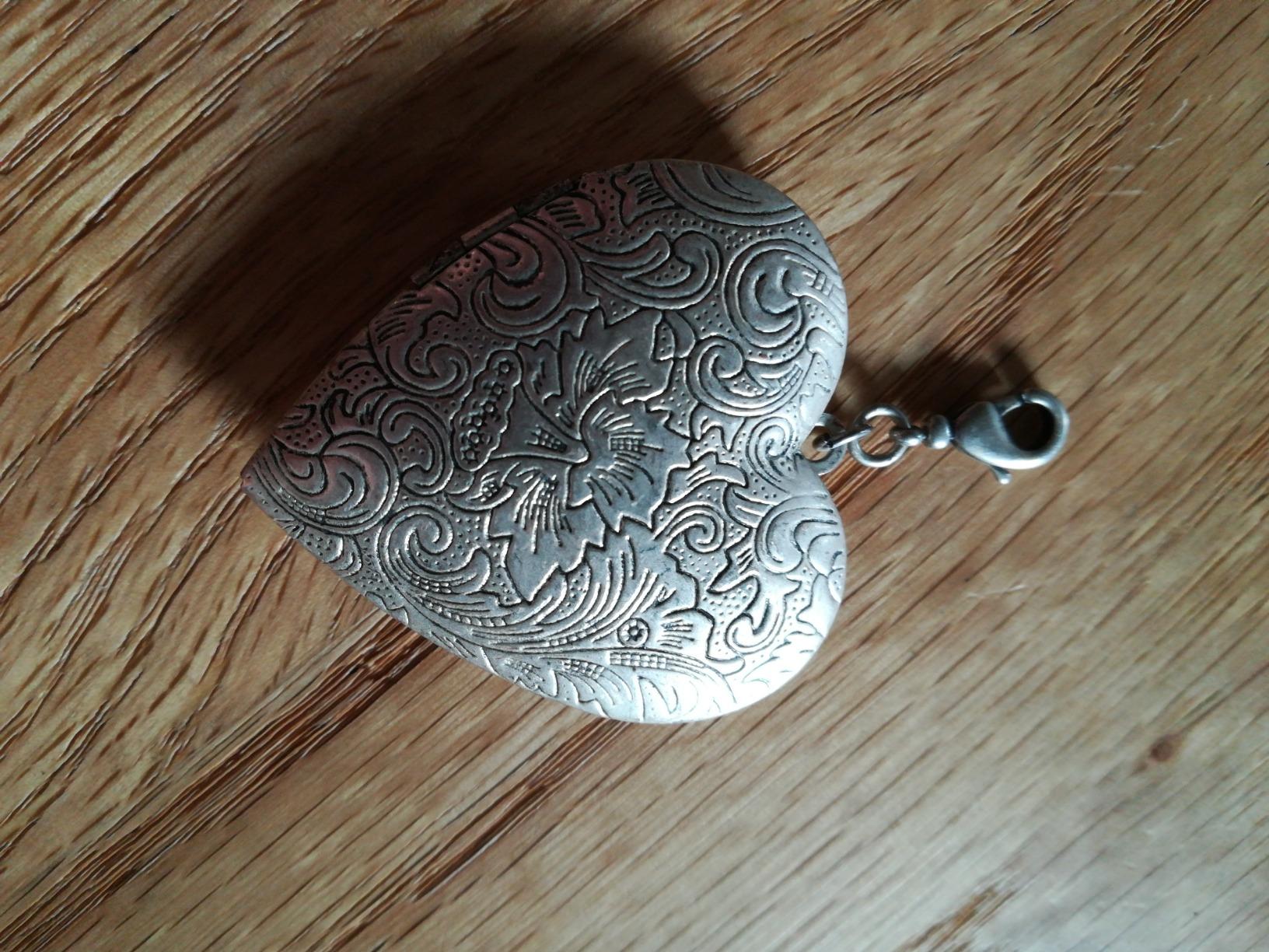 Alpenflüstern DAHEIM Amulett-Herz Anhänger Antik-Silber