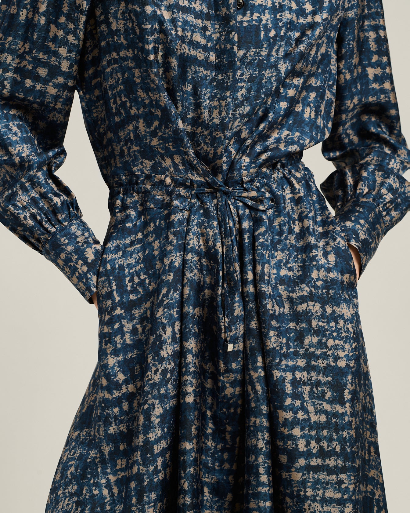 Kiton Midi Hemdkleid Seide hellblau gemustert