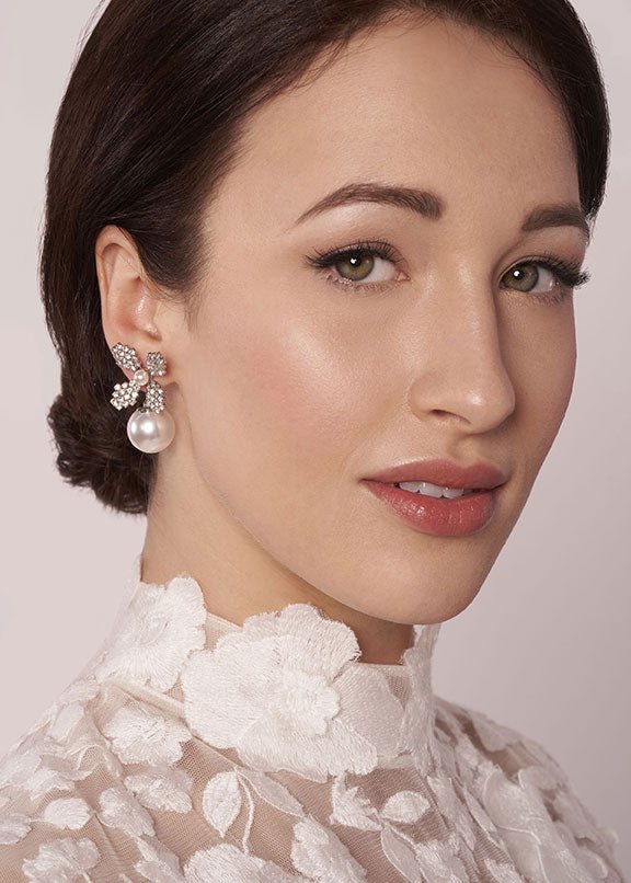 Elizabeth Bower June Duet Ohrringe Gold Perlen-Stecker Kristallblume