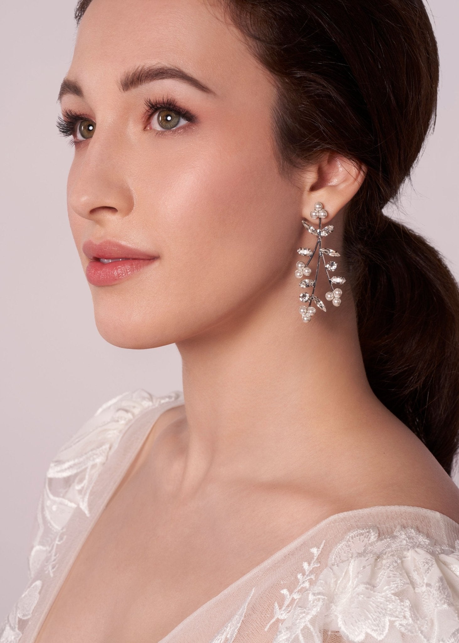 Elizabeth Bower Bud Pearl Mini Chandelier Ohrringe Rhodium Stecker