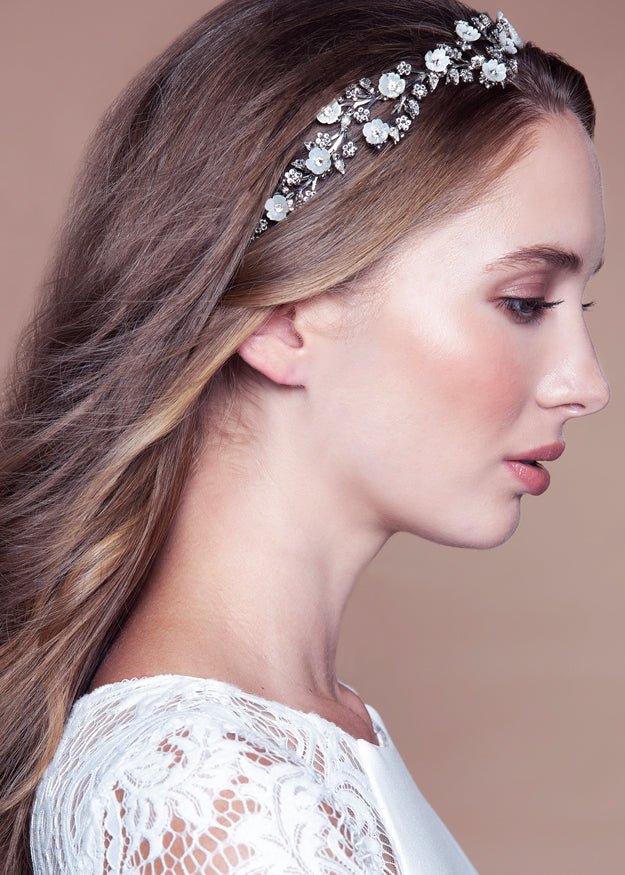 Elizabeth Bower Anemone Haarband Rhodium Perlmutt