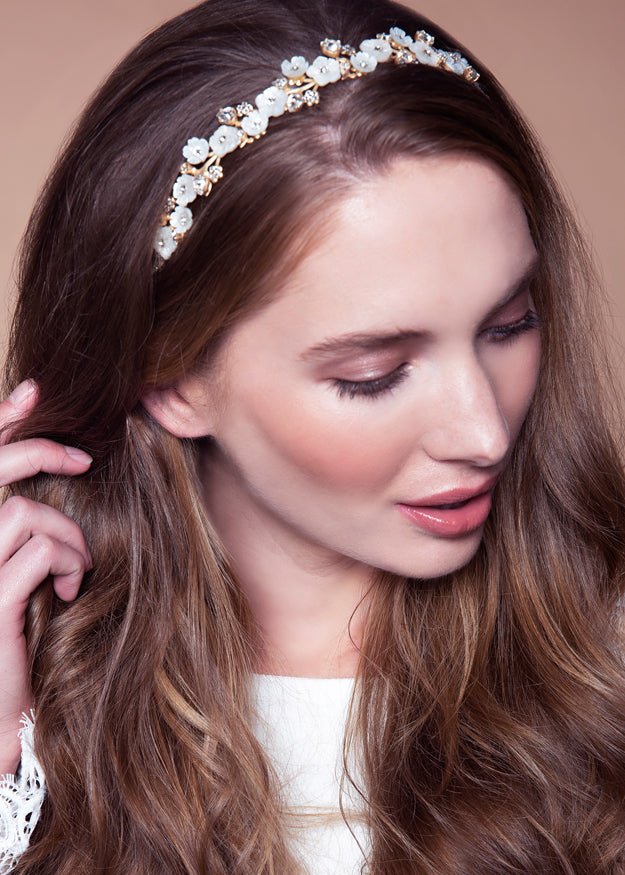 Elizabeth Bower Florum Haarreif Mattgold Blumen Perlmutt