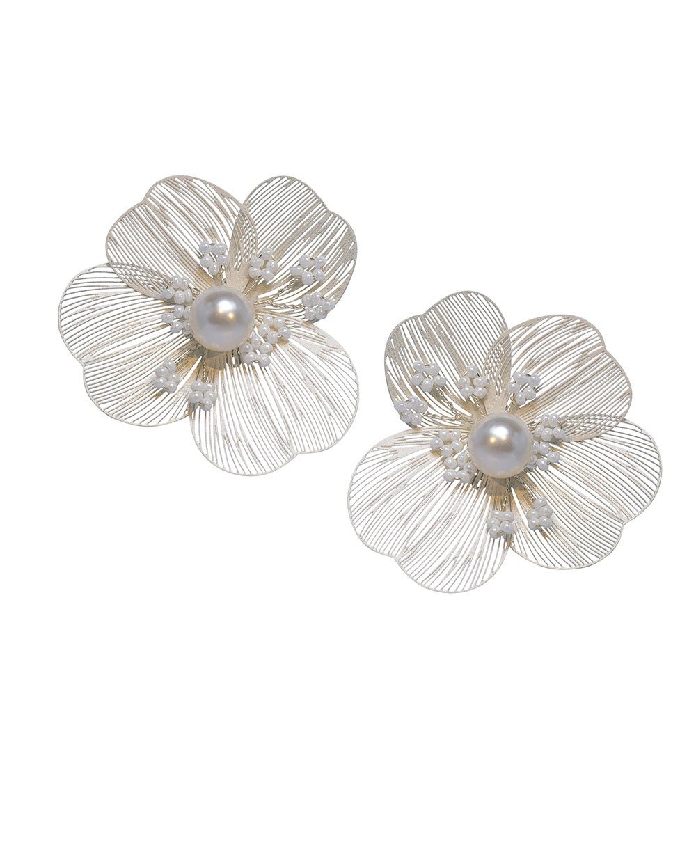 Elizabeth Bower Orchid Floral Ohrstecker Matt Silber Perlen