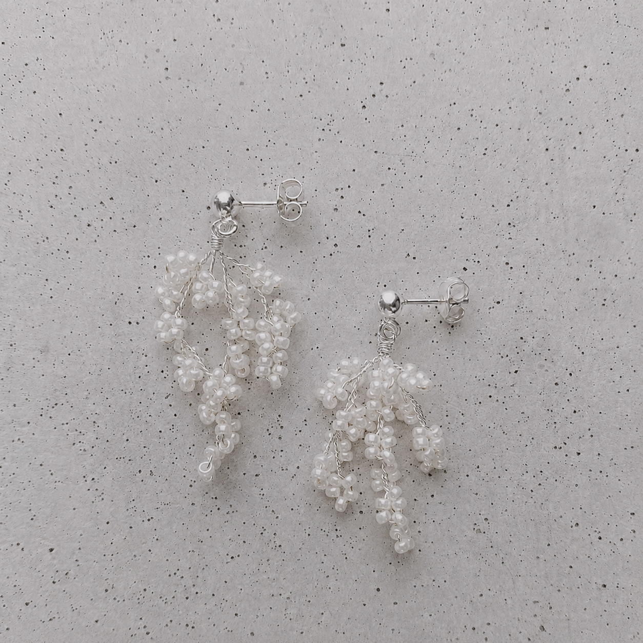 Perlenbräute Belina Hochzeit Ohrringe Silber kleine Perlen