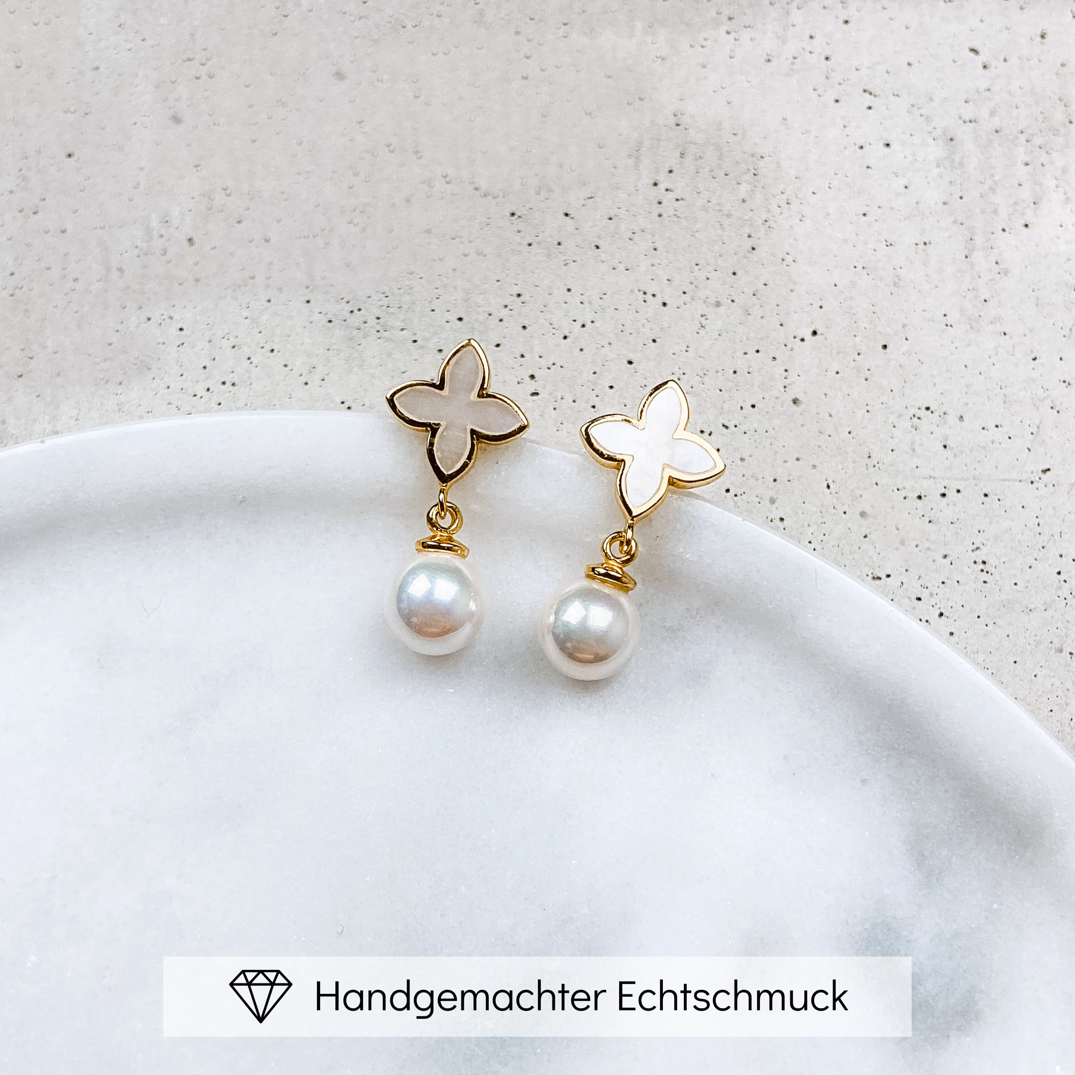 Perlenbräute Daisy Ohrringe Gold mit Blüte und Perle 3 cm