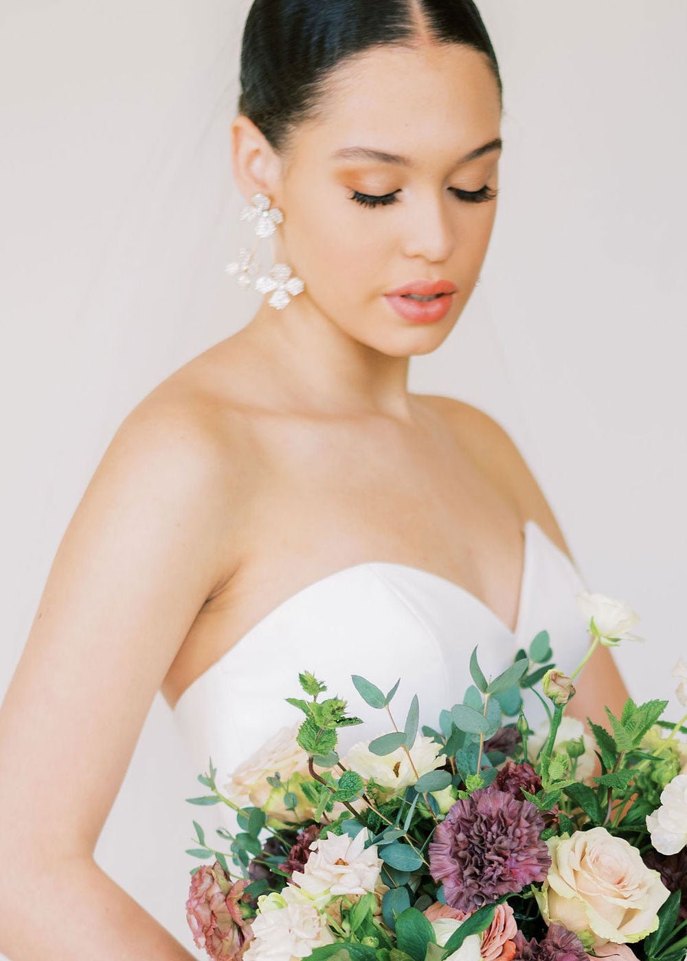 Elizabeth Bower June Bud Chandelier Ohrringe Rhodium Kristall