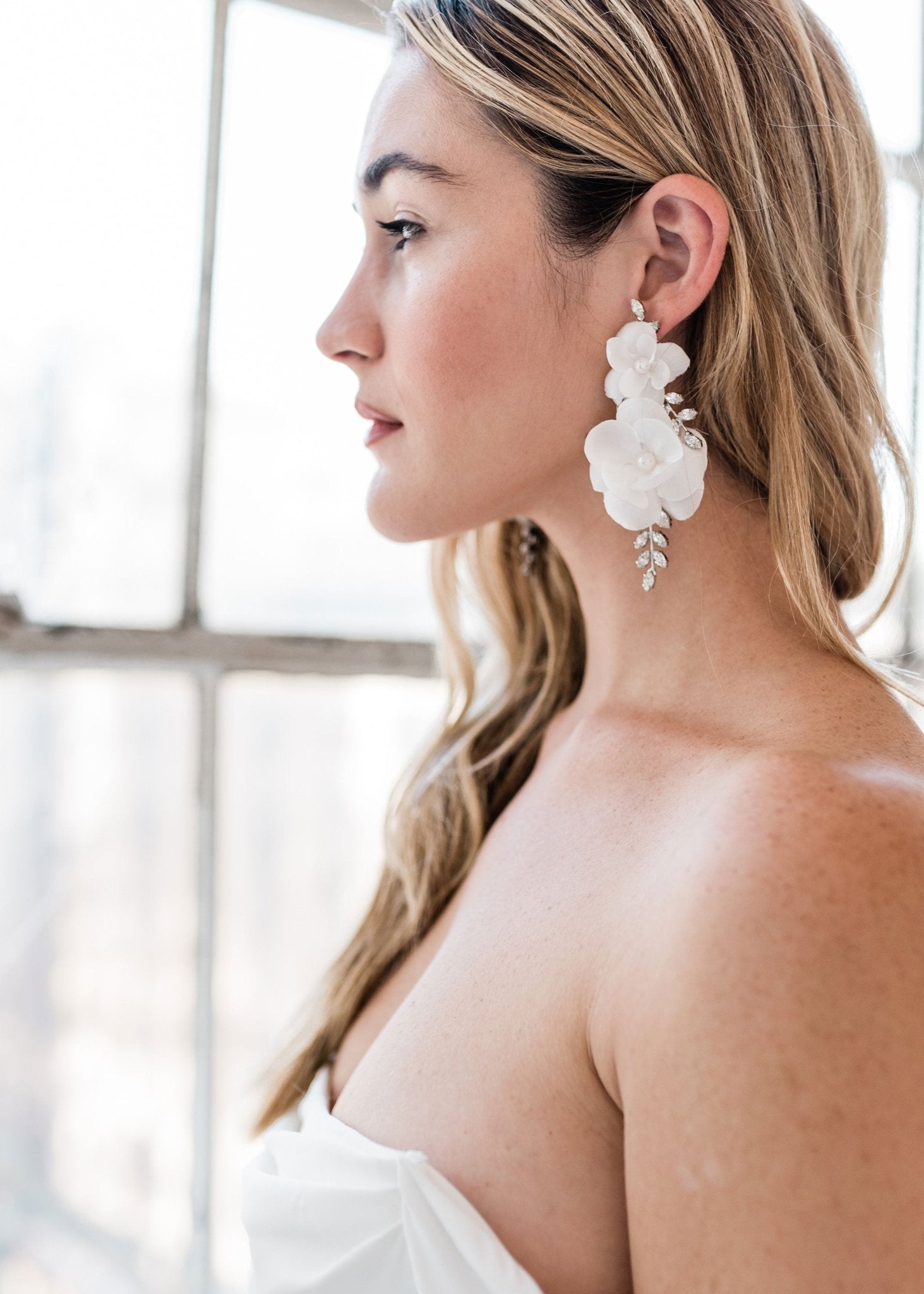 Elizabeth Bower Artemis Organna Statement Ohrringe Rhodium/Ivory