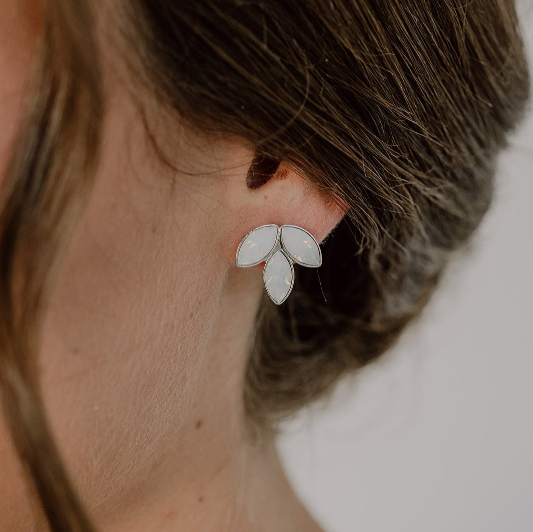 Perlenbräute Kate Ohrstecker Gold white opal wasserfest