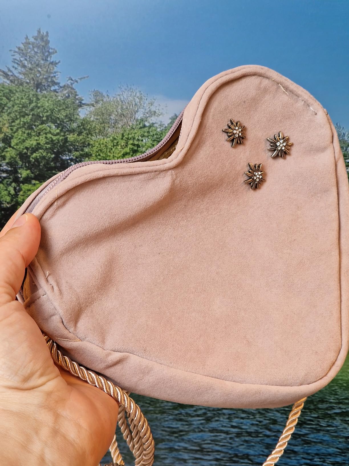 Alpenflüstern DAHEIM DTA080 Herztasche taupe-grau 3 Edelweiß
