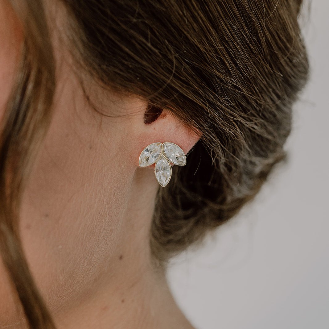 Perlenbräute Kate Ohrstecker Gold white opal wasserfest