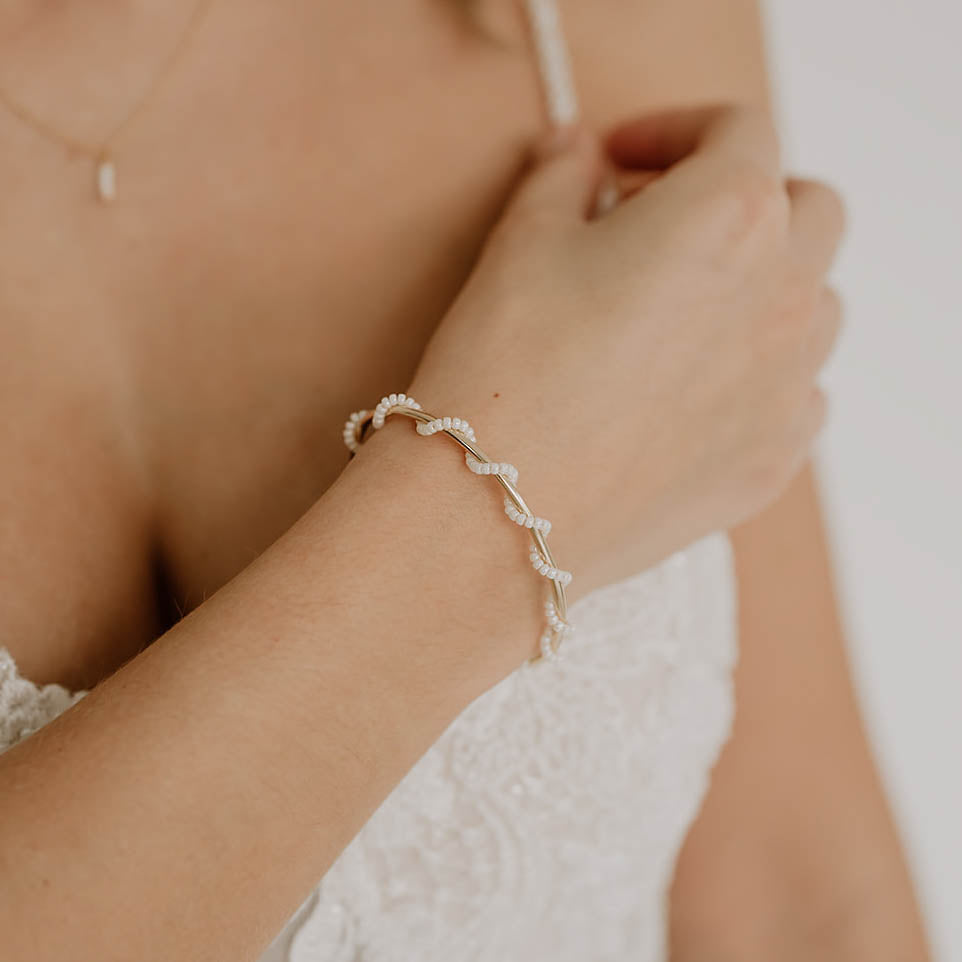 Perlenbräute Belina Armreif Hochzeit Gold kleine Perlen
