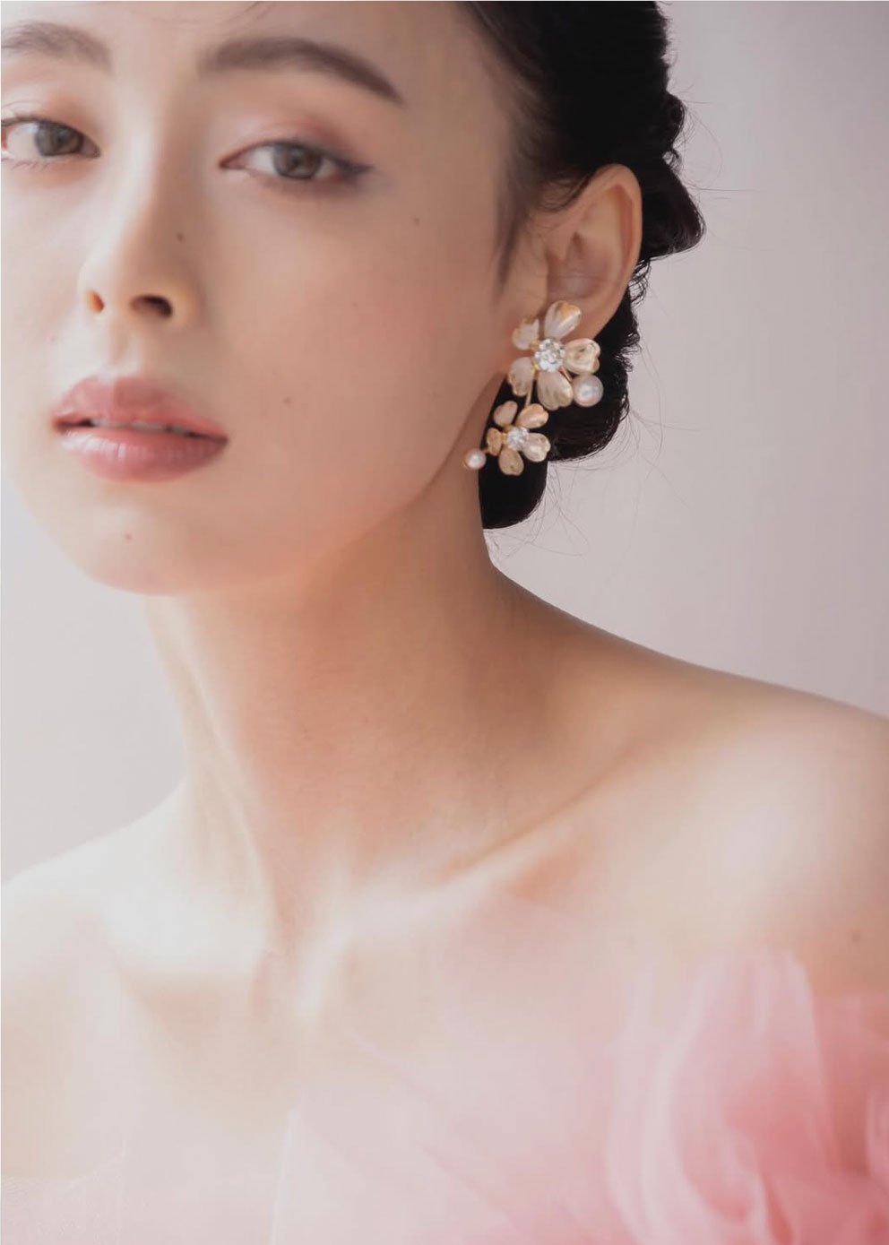 Elizabeth Bower Daisy Double Ohrhänger Gold Perle 80mm