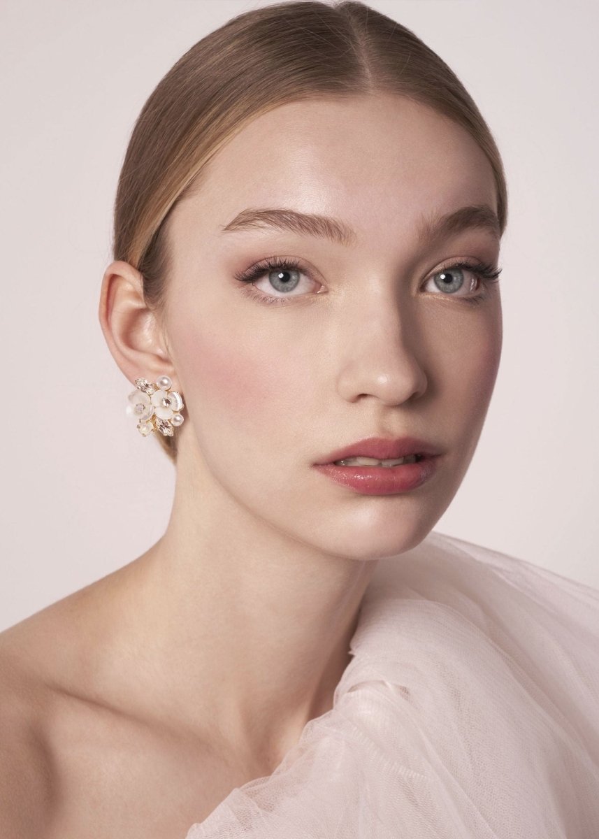 Elizabeth Bower Trillium Cluster Ohrstecker Rhodium Perlmutt