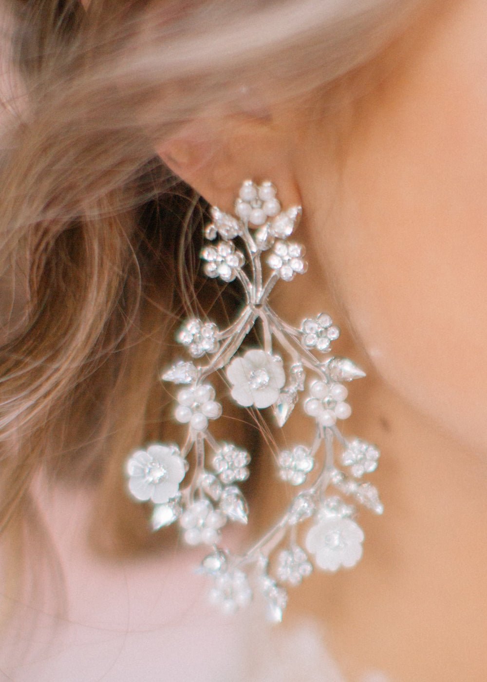 Elizabeth Bower Sakura Blossom Ohrringe Rhodium Perlmutt