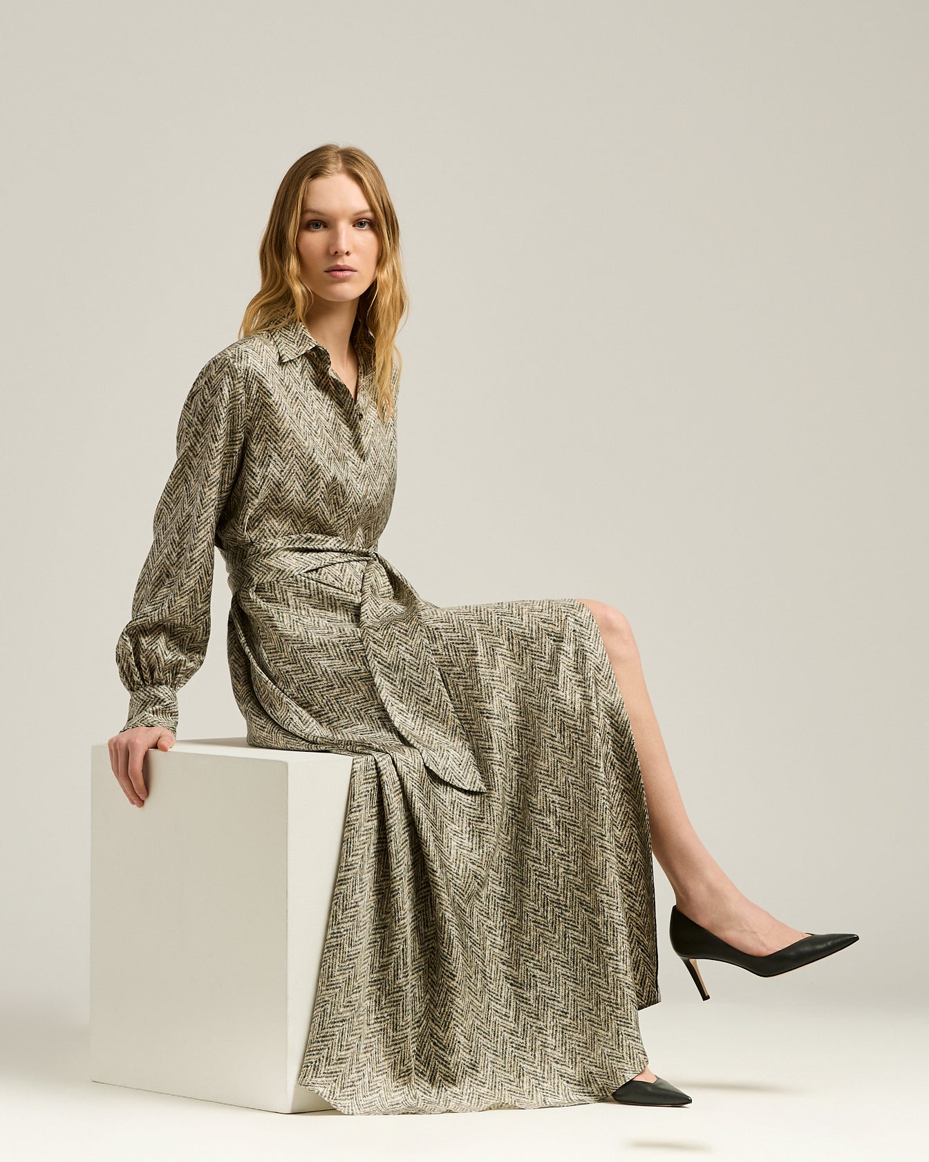 Kiton Hemdkleid Seidenkleid Grau Chevron Lang mit Gürtel