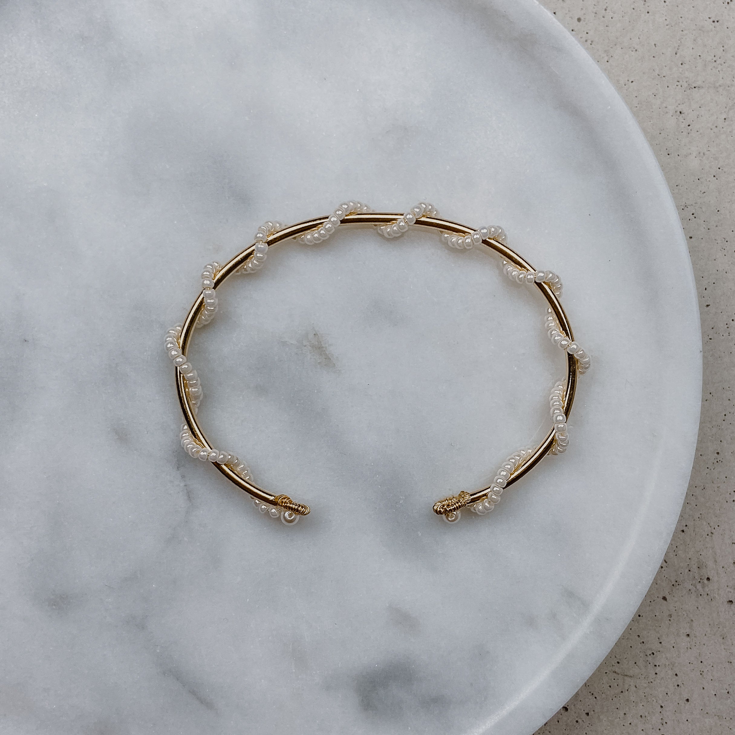 Perlenbräute Belina Armreif Hochzeit Gold kleine Perlen