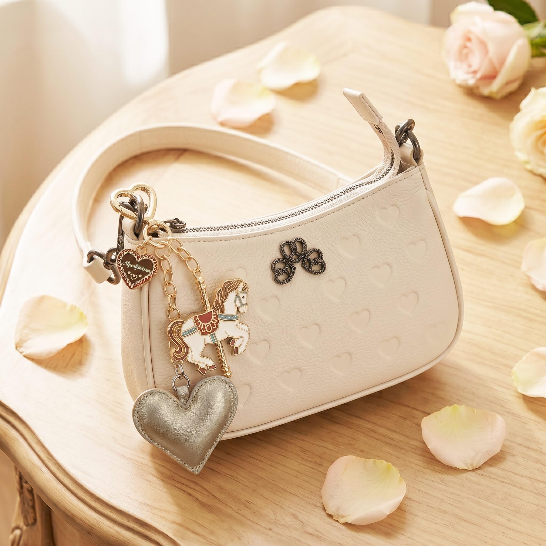 Alpenflüstern DAHEIM Schmuck AAH190 Taschenanhänger Breze gold