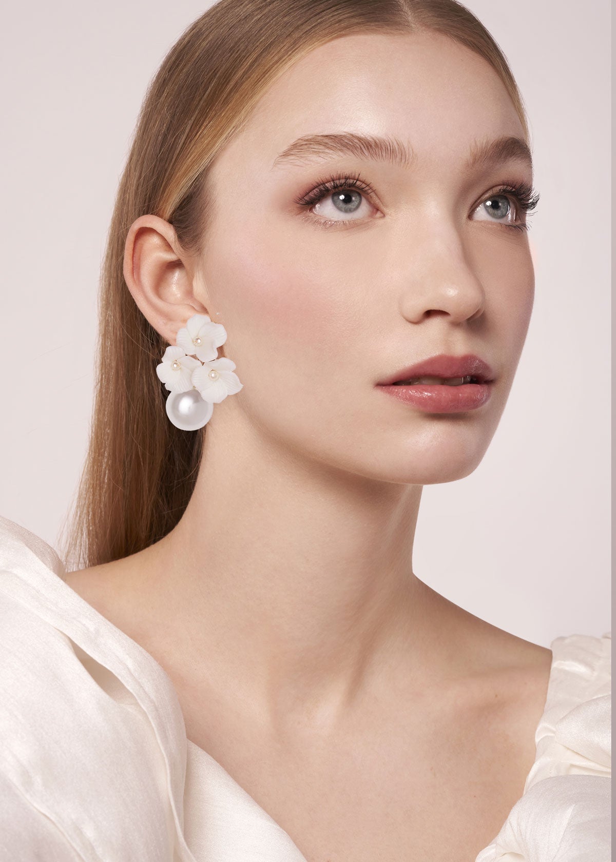 Elizabeth Bower Weiss Cluster Perlen Ohrstecker Gold 40mm