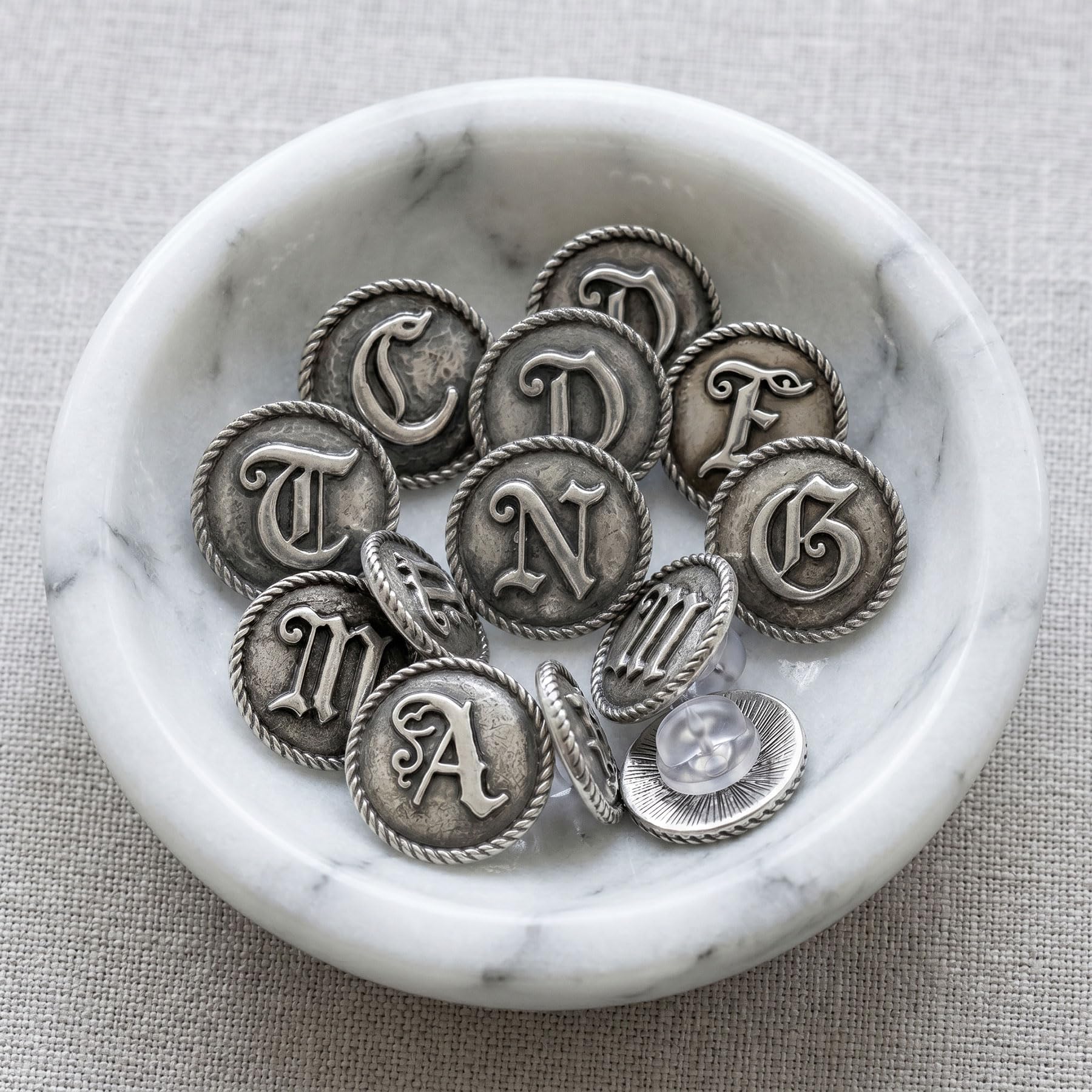 Alpenflüstern DAHEIM API158 Ansteck-Pin Buchstabe K antik-silber