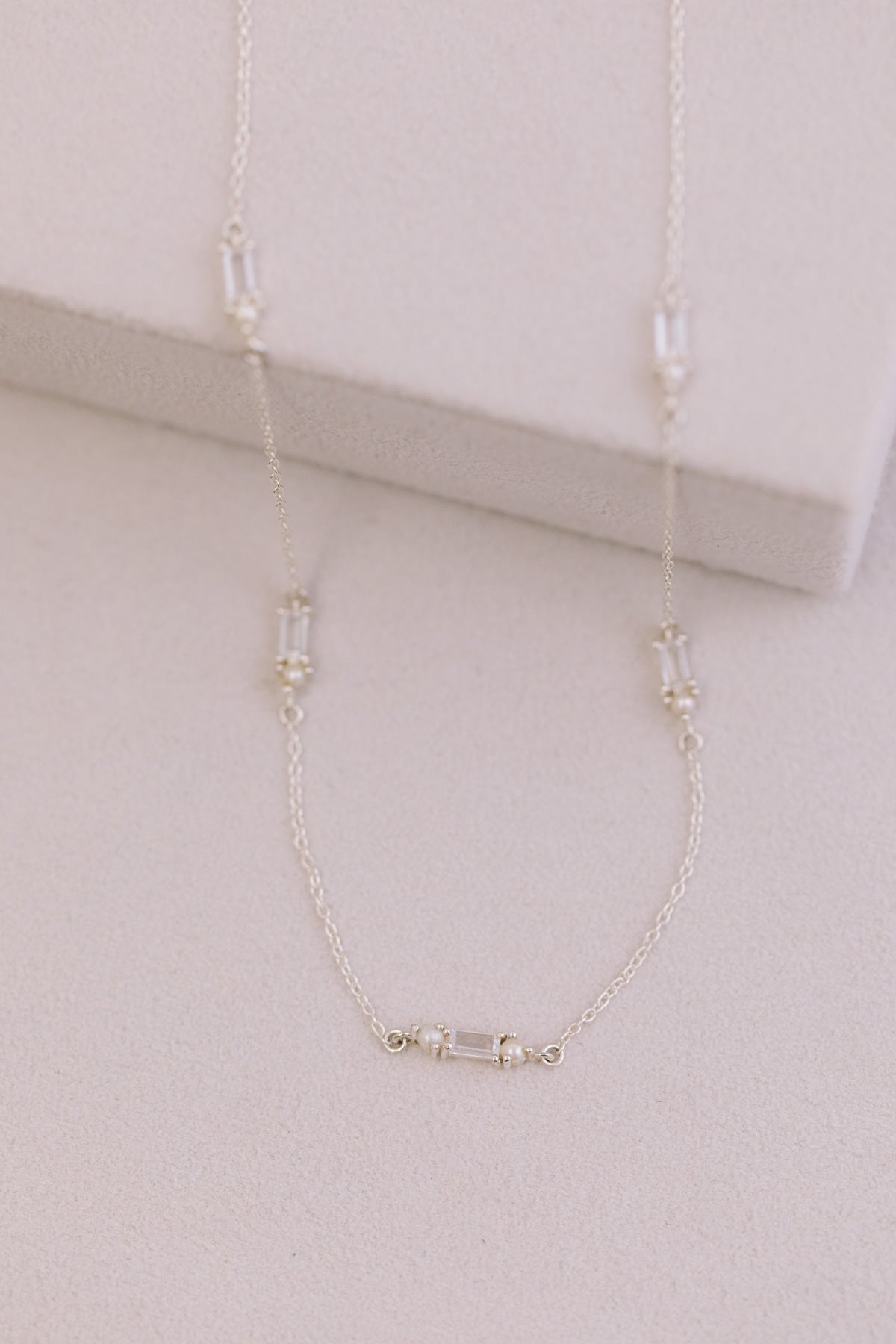 Juvelan Muse Halskette Silber mit Perlen Baguette