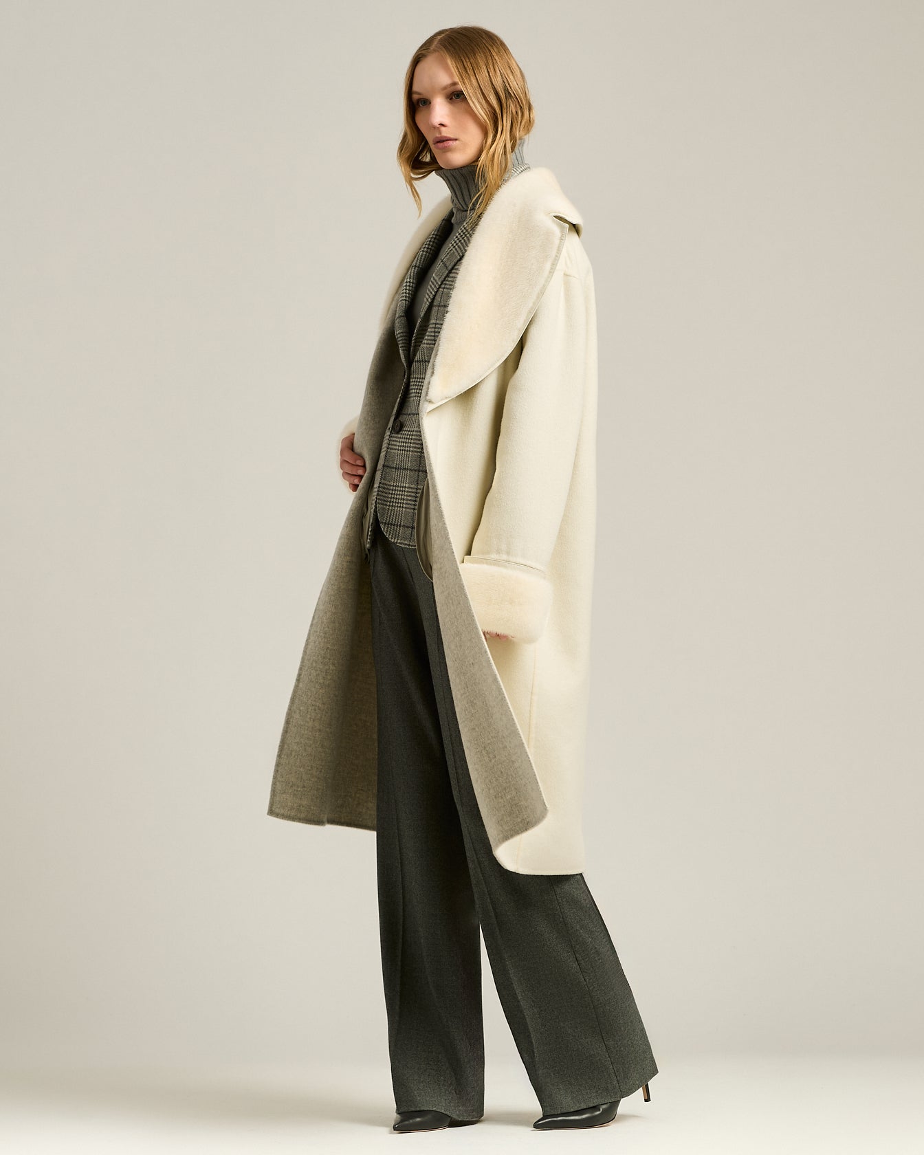 Kiton Kaschmir Mantel Weiß Pelz Gr. 40