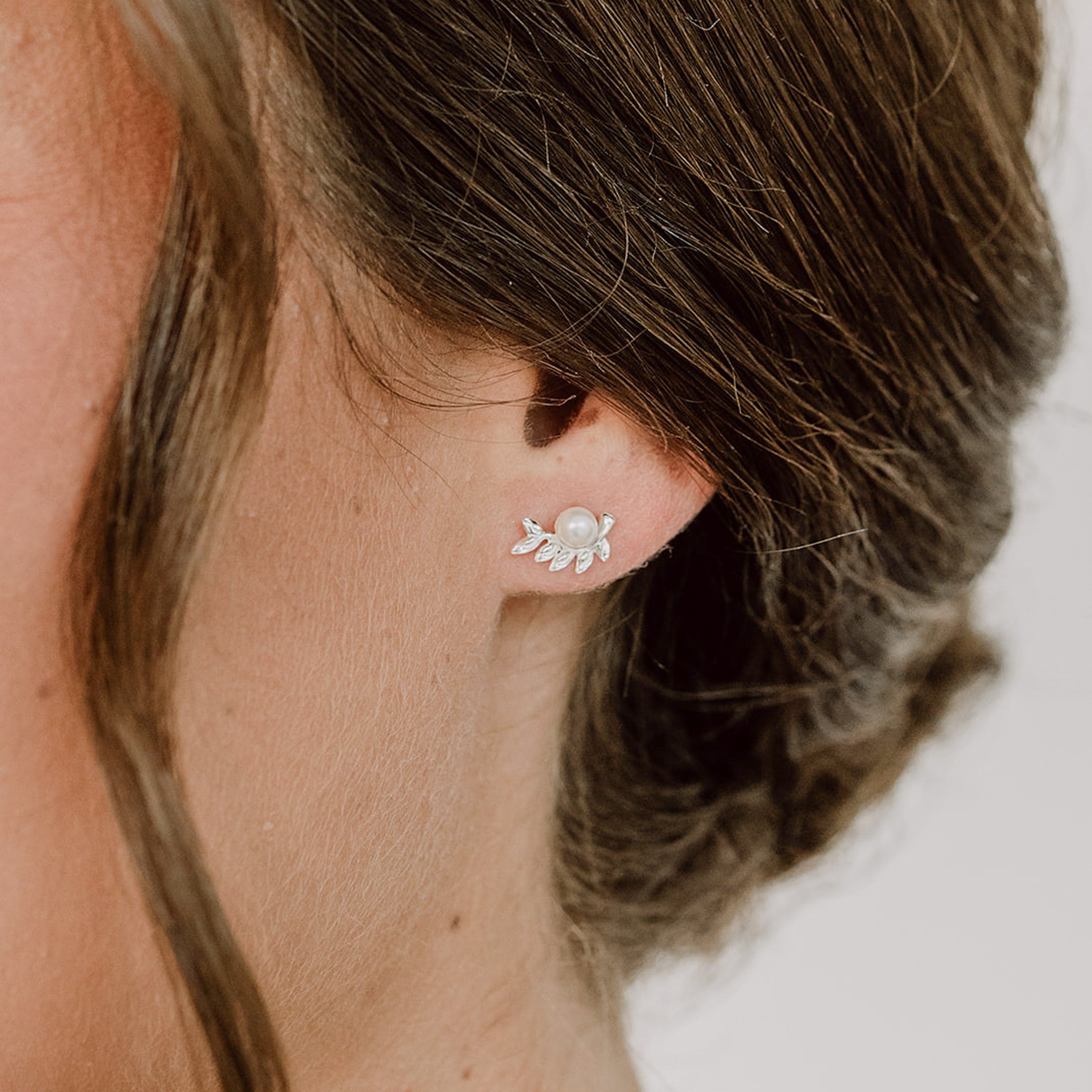 Perlenbräute Resi Ohrstecker Gold Blätter vegane Perle 1cm