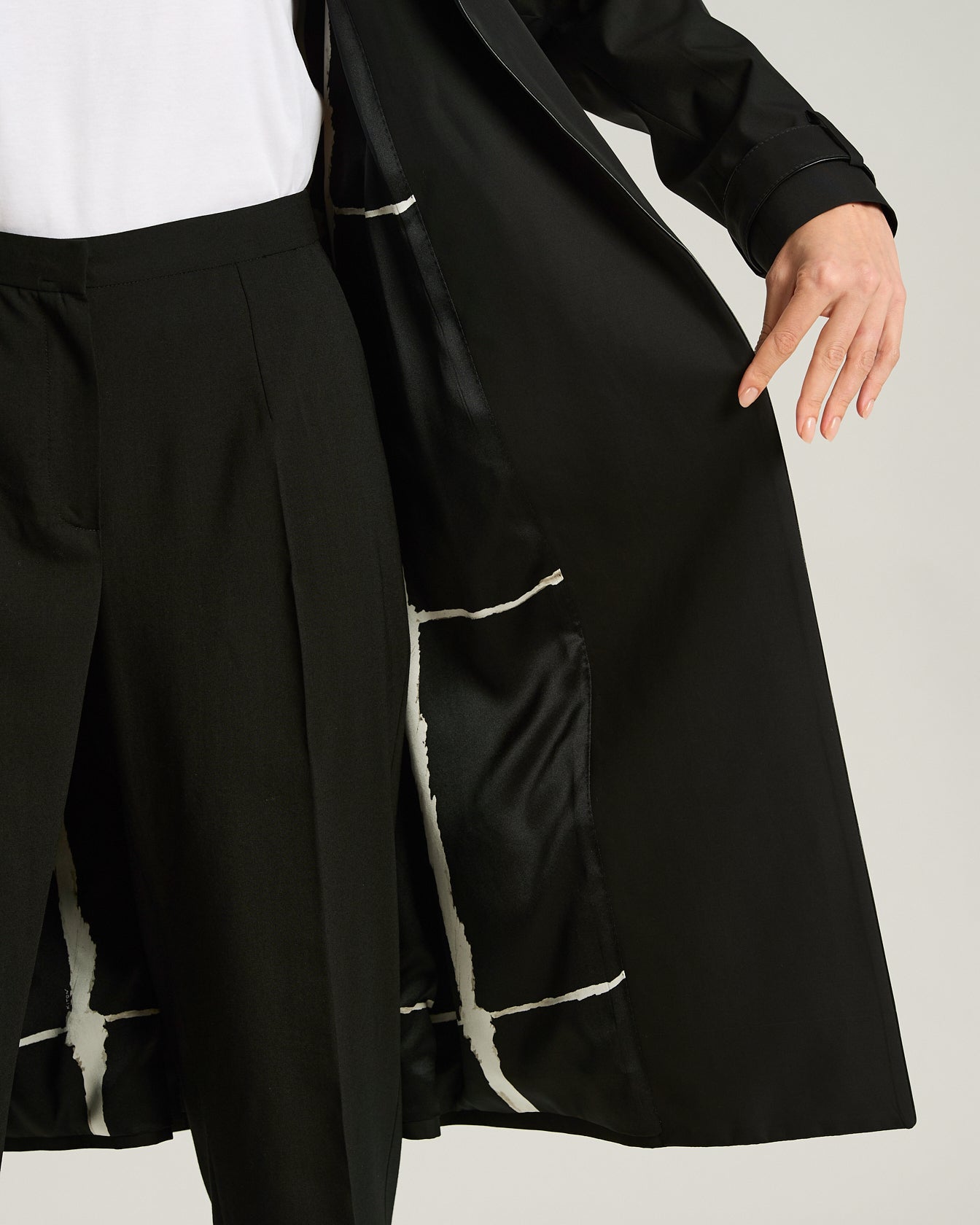 Kiton Seiden-Satin Überzieher schwarz Größe 46