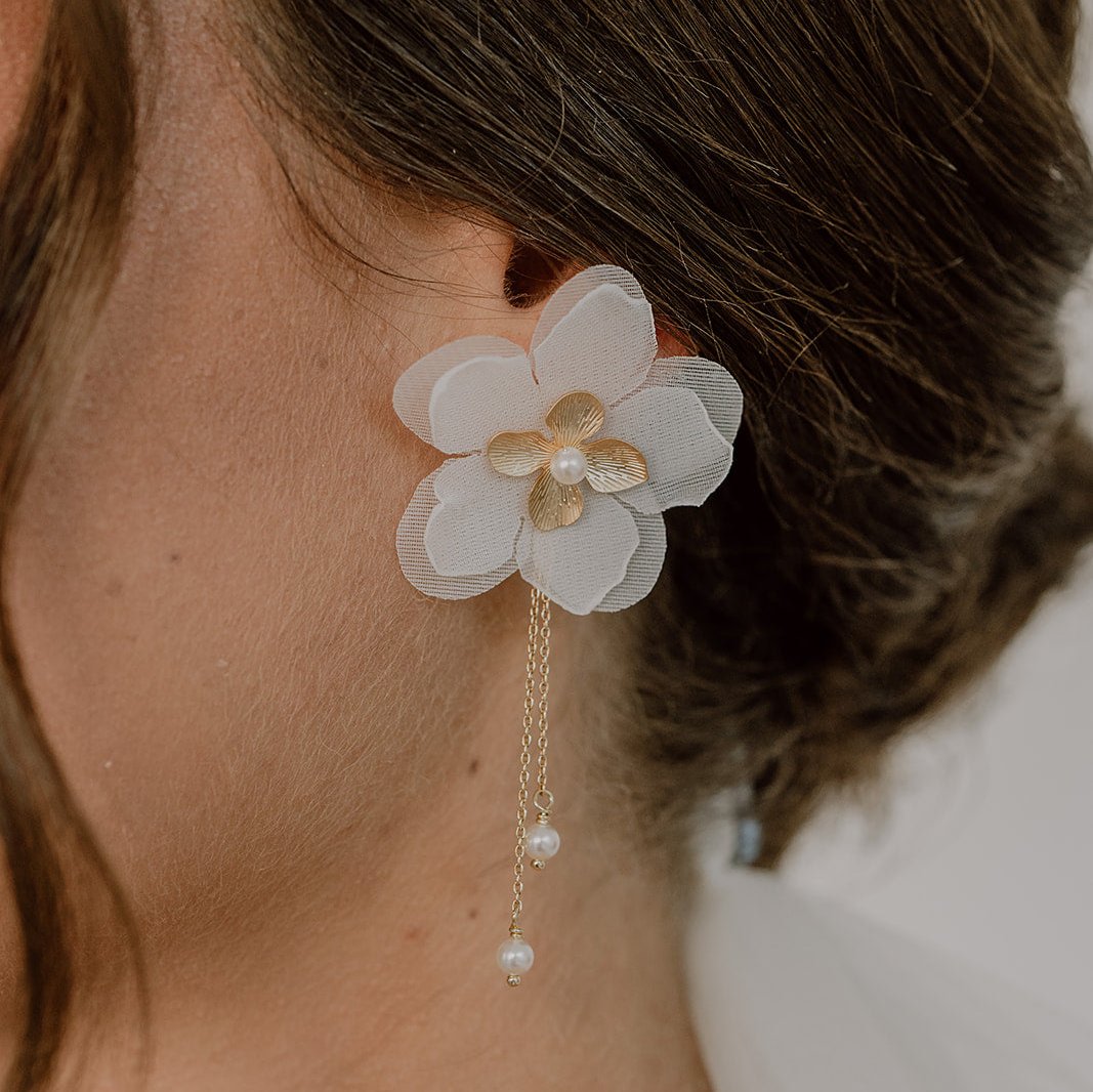 Perlenbräute Babette Hochzeit Ohrringe Gold Stoffblüten