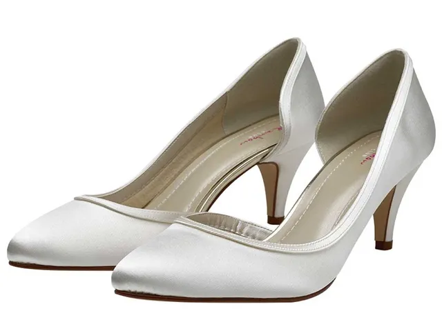 Rainbow Club Timeless Abbie Pumps Elfenbein Satin niedriger Absatz