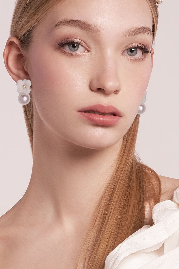 Elizabeth Bower Weiss Pearl Mini Duet Ohrringe Gold Stecker Porzellanblume