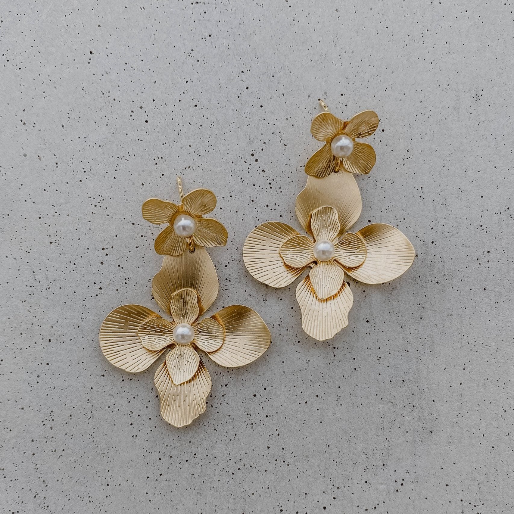 Perlenbräute Vika Statement Ohrringe Blüten Gold 5cm