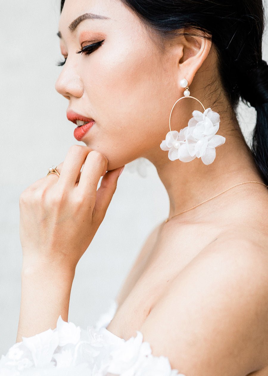 Elizabeth Bower Fabrique Ohrringe Rhodium Ivory Seidenblumen