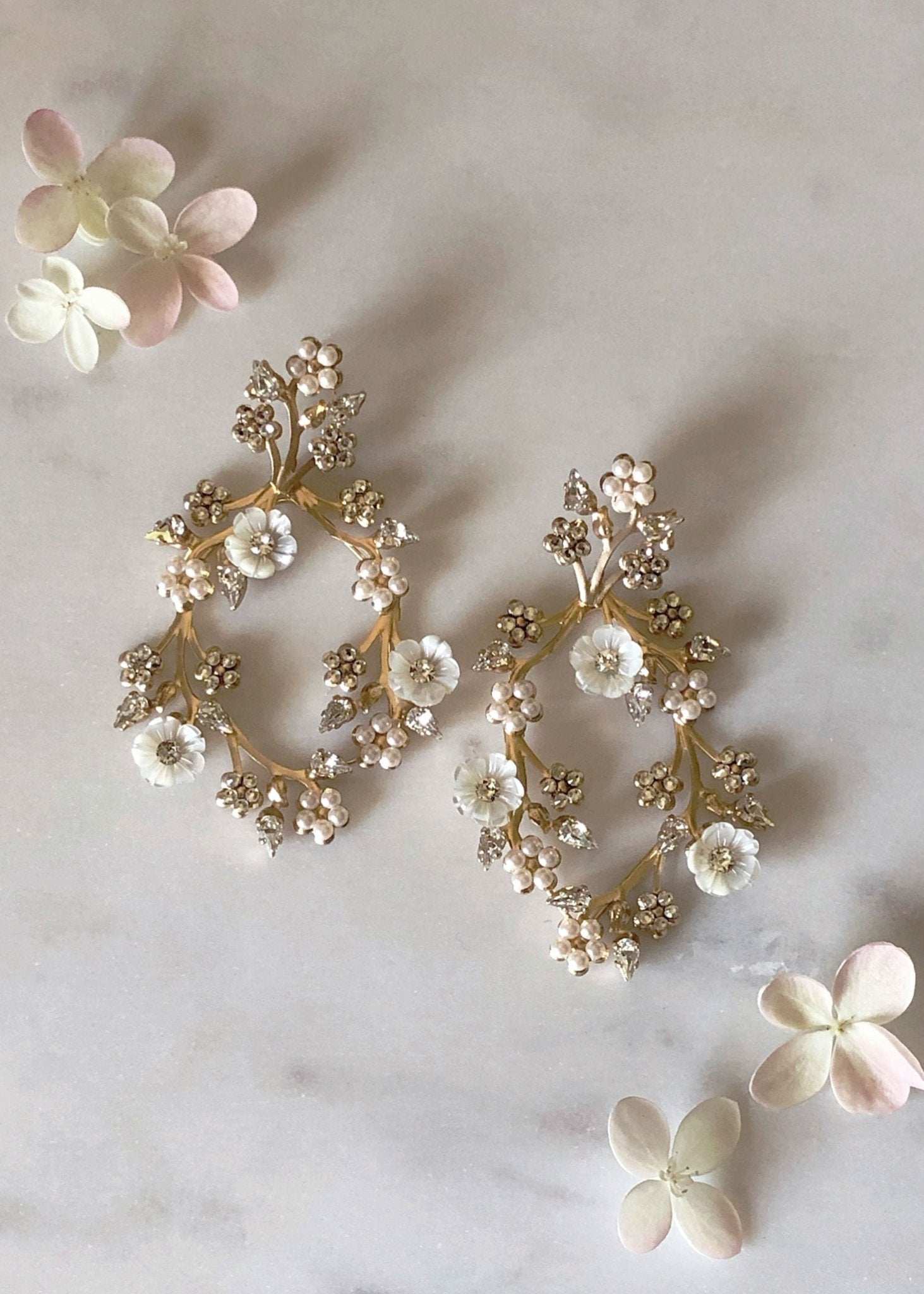Elizabeth Bower Sakura Blossom Ohrringe Rhodium Perlmutt