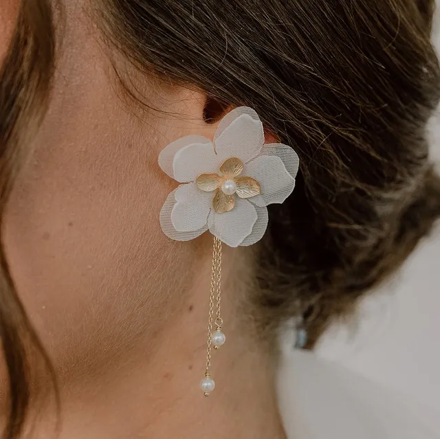 Perlenbräute Babette Hochzeit Ohrringe Gold Stoffblüten