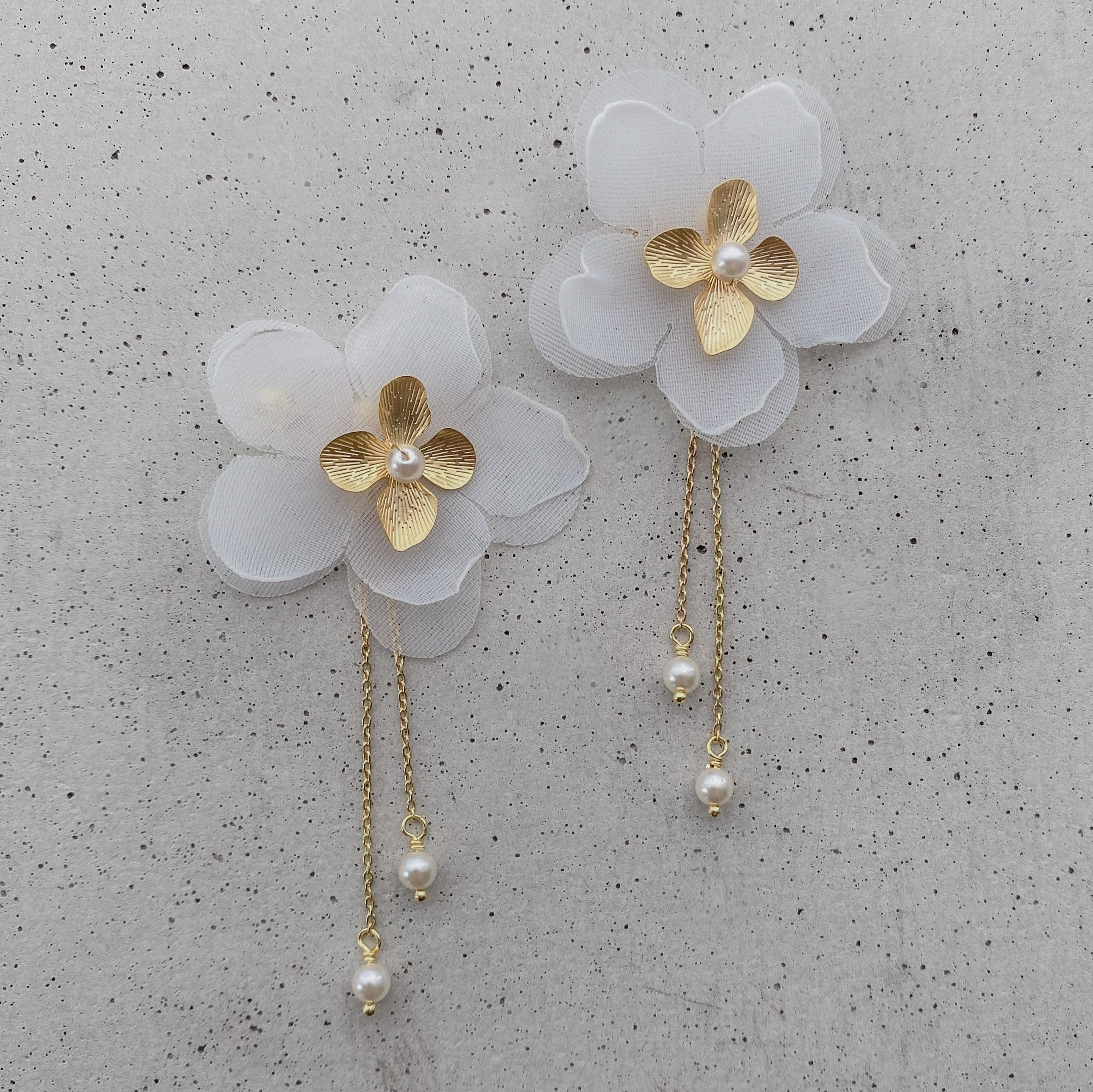 Perlenbräute Babette Hochzeit Ohrringe Gold Stoffblüten