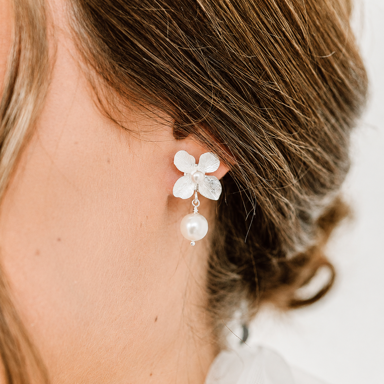 Perlenbräute Victoria Ohrringe Silber mit Blüten und Perlen