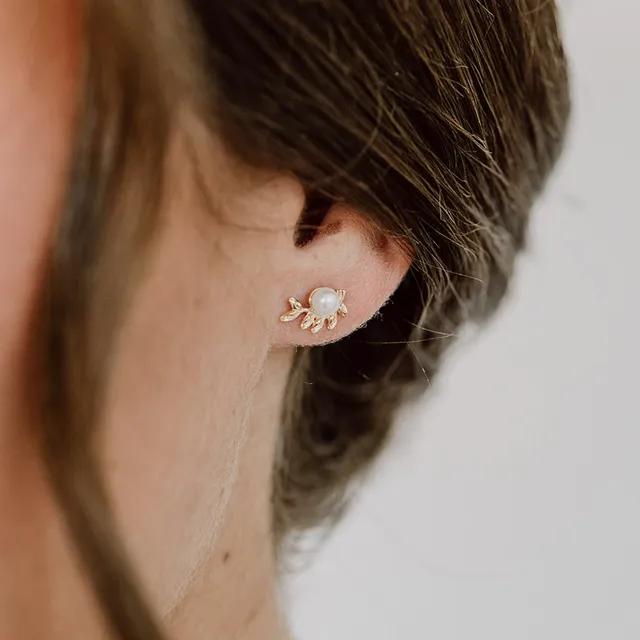 Perlenbräute Resi Ohrstecker Gold Blätter vegane Perle 1cm