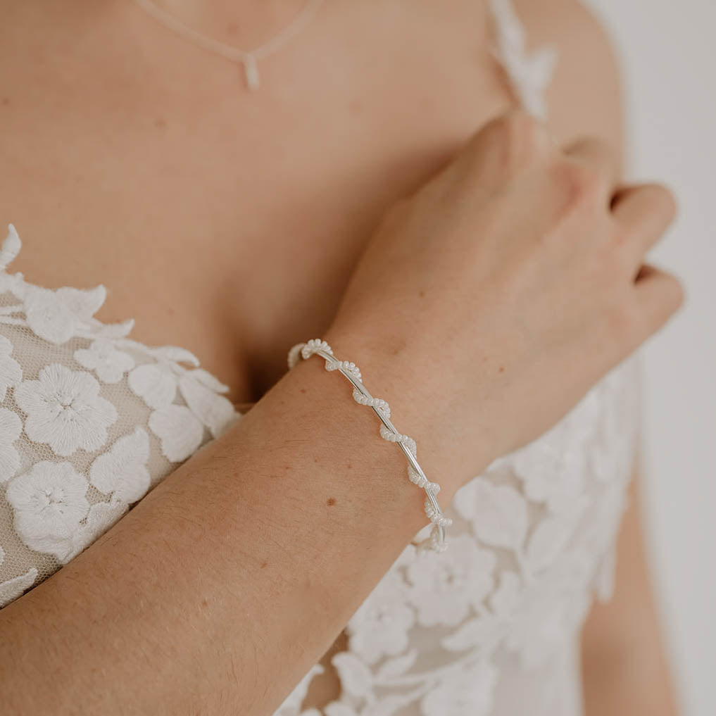 Perlenbräute Belina Armreif Hochzeit Gold kleine Perlen