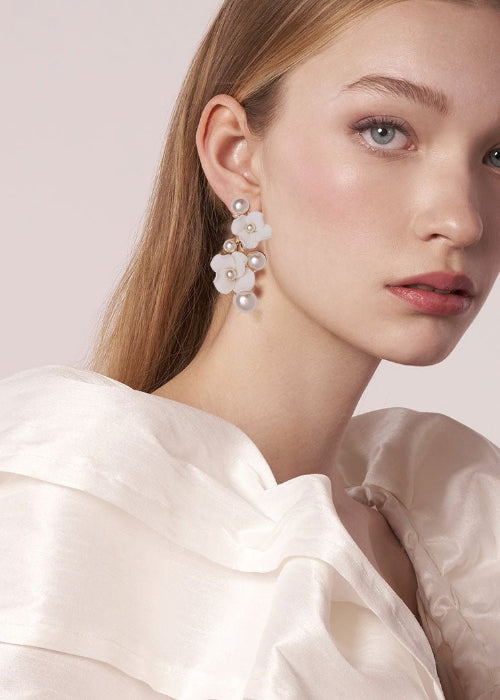 Elizabeth Bower Weiss Hängeohrringe Rhodium Stecker Perle