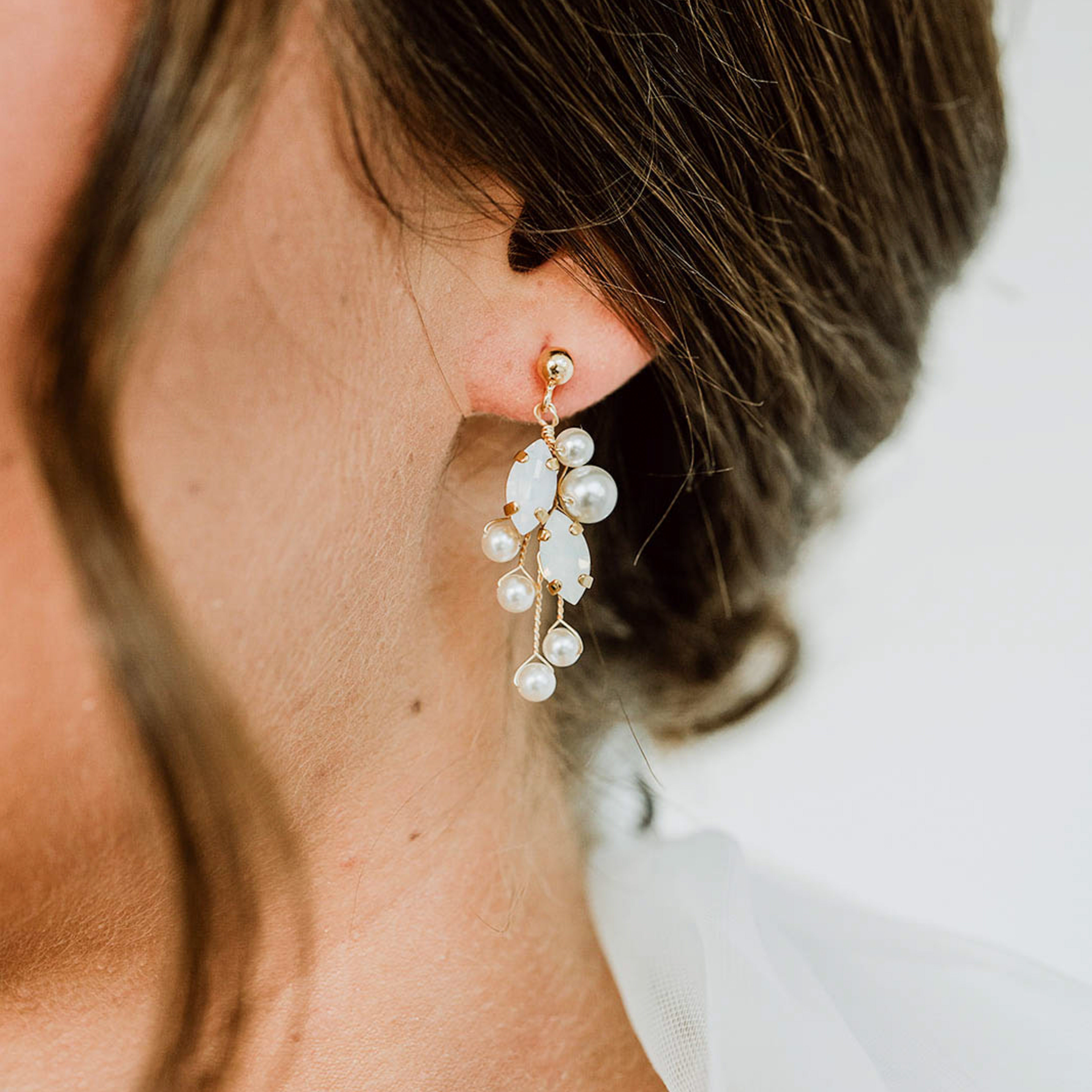Perlenbräute Ana Ohrringe Hochzeit Perlen Gold white opal