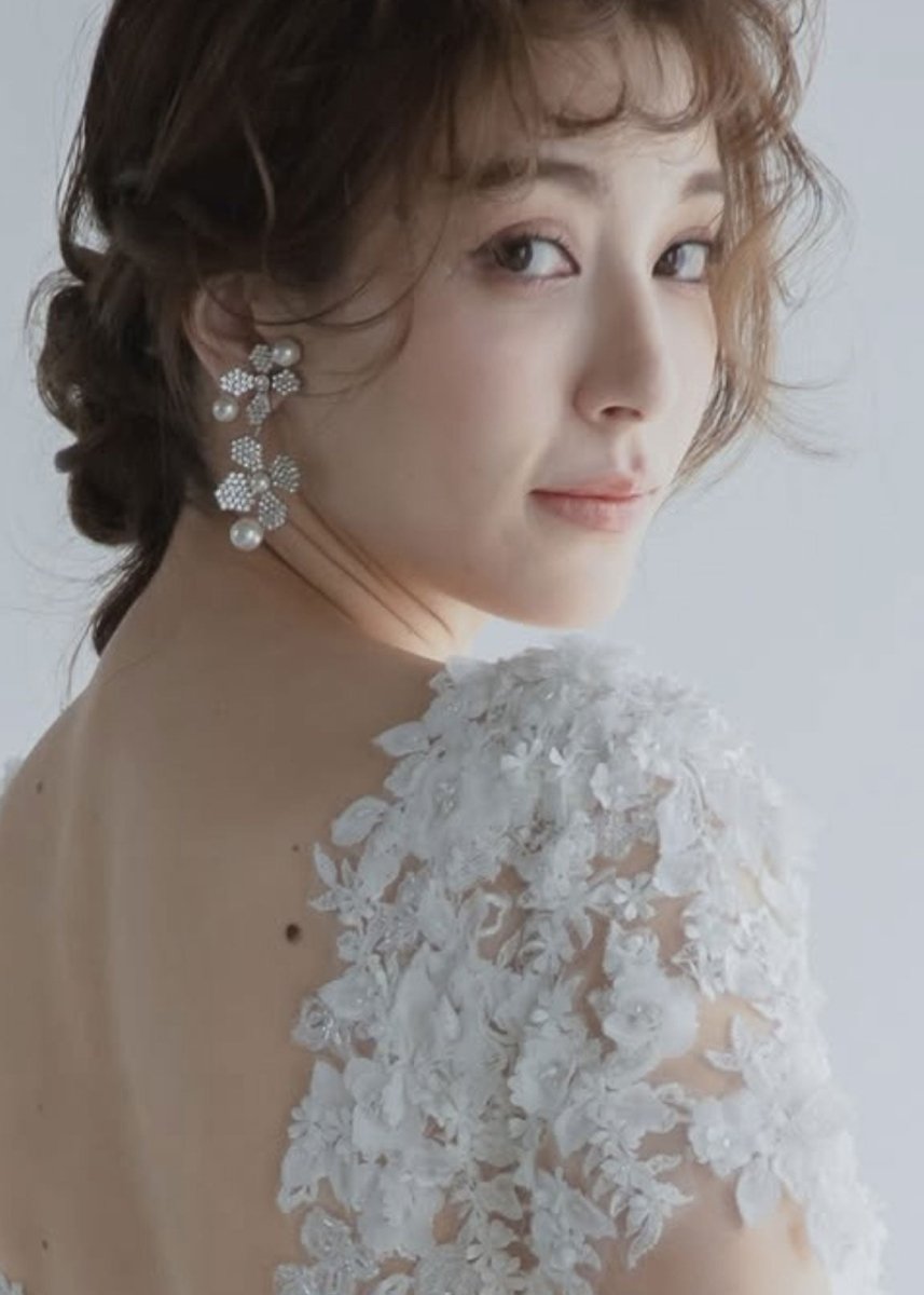 Elizabeth Bower June Pearl Floral Ohrringe Rhodium Tropfen