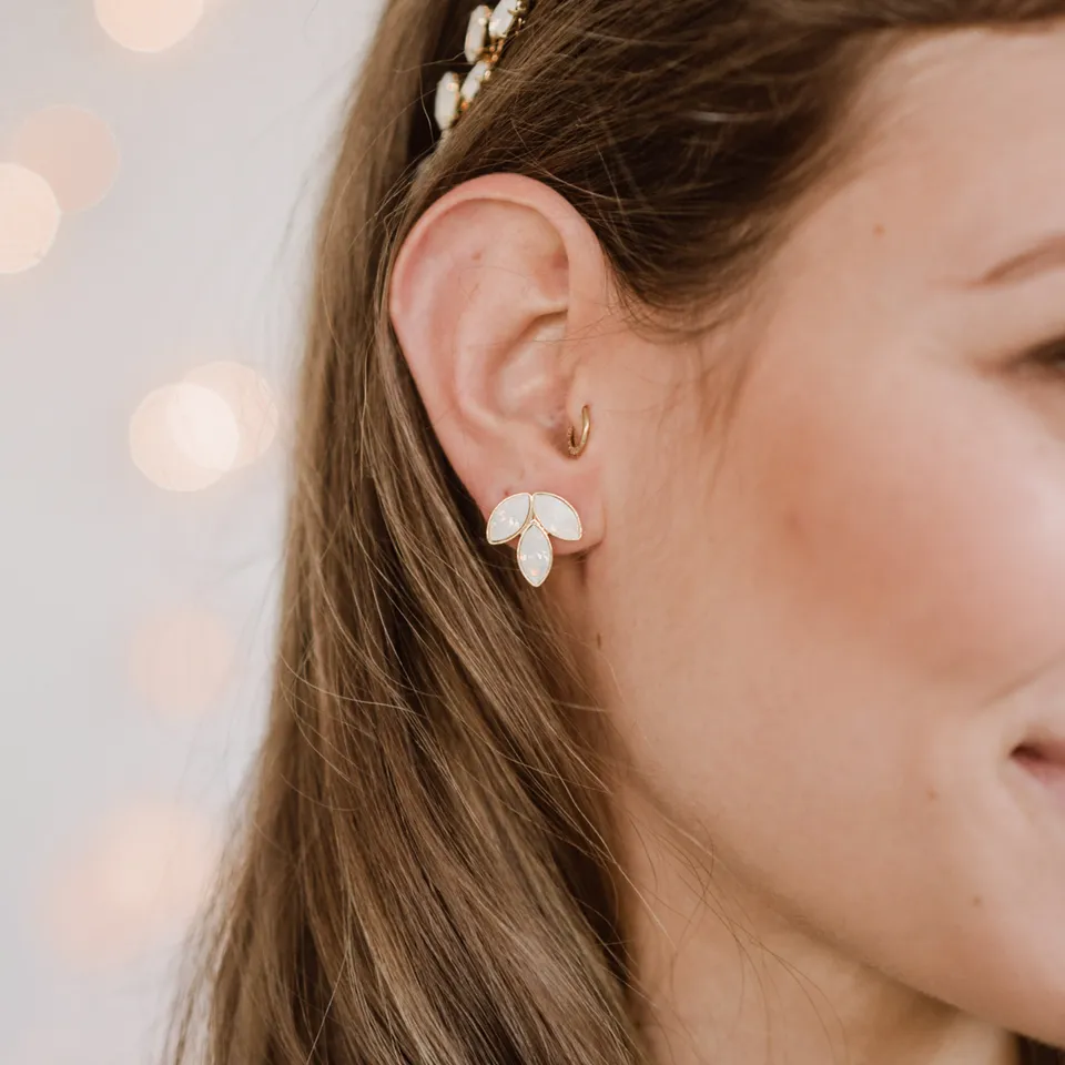 Perlenbräute Kate Ohrstecker Gold white opal wasserfest